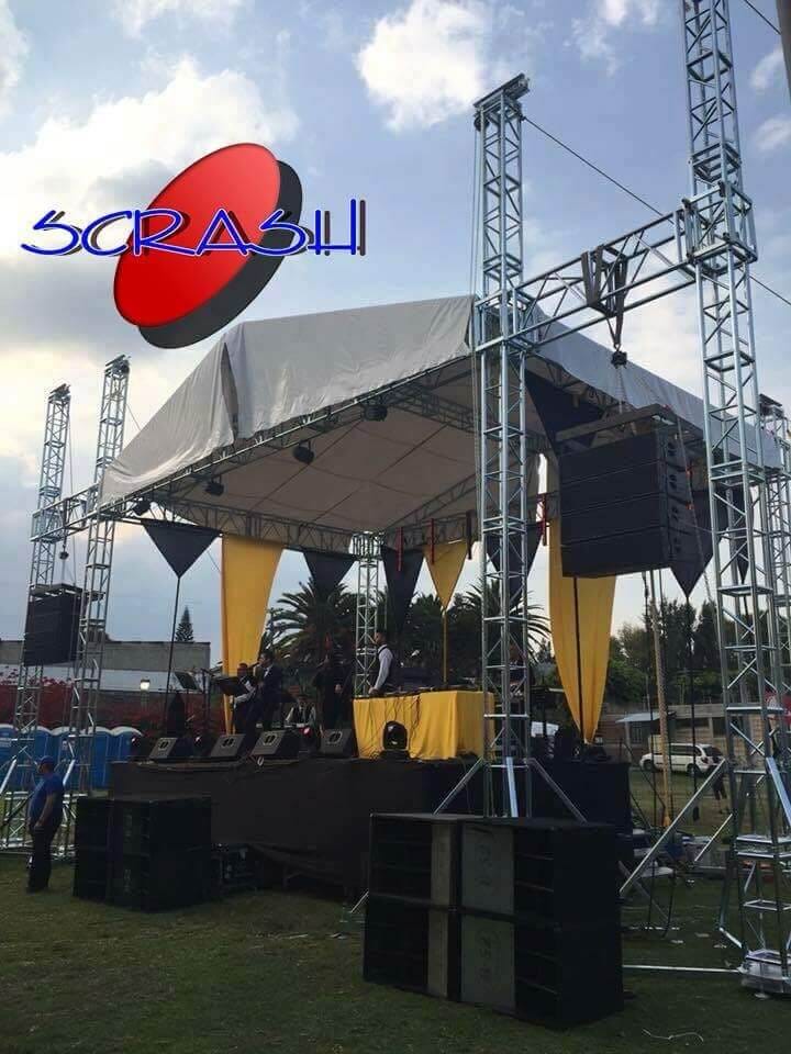 Consola de iluminación profesional con luces robóticas al fondo