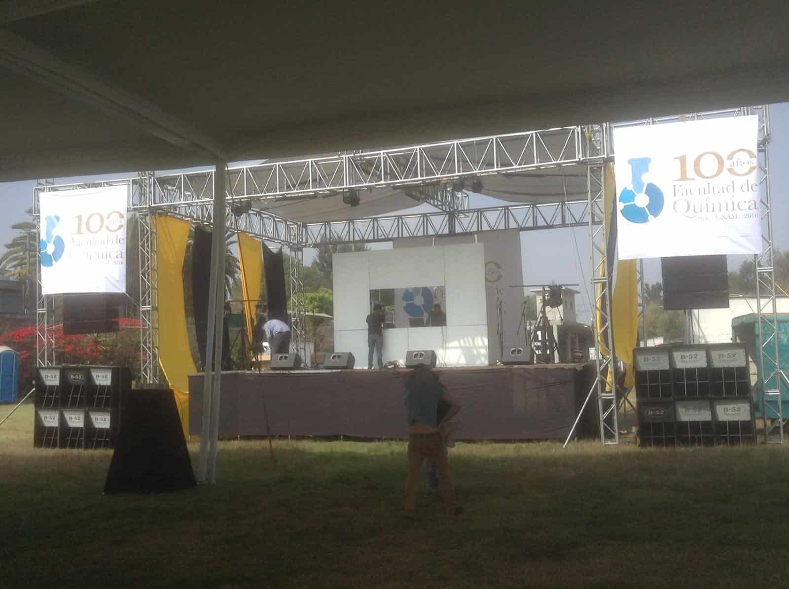 Gran escenario de concierto con estructura de truss y techo